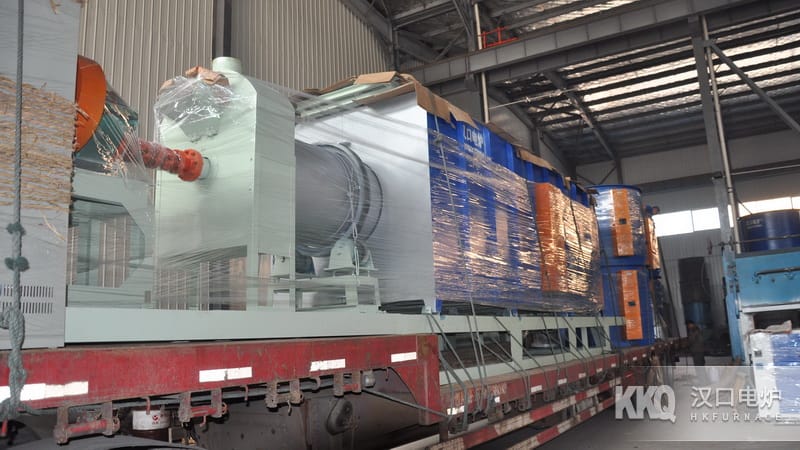 漢口電爐生產的玻化微珠生產線裝車發貨