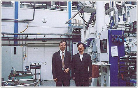 孔可強廠長在布萊梅大學工業(yè)電爐研究中心