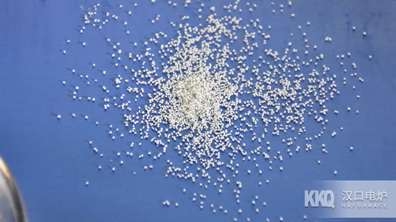 ?；⒅槌善?/>
        <h2>結(jié)構(gòu)簡(jiǎn)介</h2>
        <p>?；⒅樯a(chǎn)線由多個(gè)系統(tǒng)組成，包括進(jìn)料機(jī)構(gòu)、玻化微珠預(yù)熱爐、全自動(dòng)下料提升機(jī)構(gòu)、下料布料系統(tǒng)、?；⒅榕蛎涬姞t、易拆卸出料斗、大功率風(fēng)機(jī)和速冷快速送料管道等全套生產(chǎn)線。?；⒅殡姞t主體保溫隔熱性能強(qiáng)，高效節(jié)電，環(huán)保無污染，常年24小時(shí)連續(xù)生產(chǎn)無故障。</p>
		<img src=